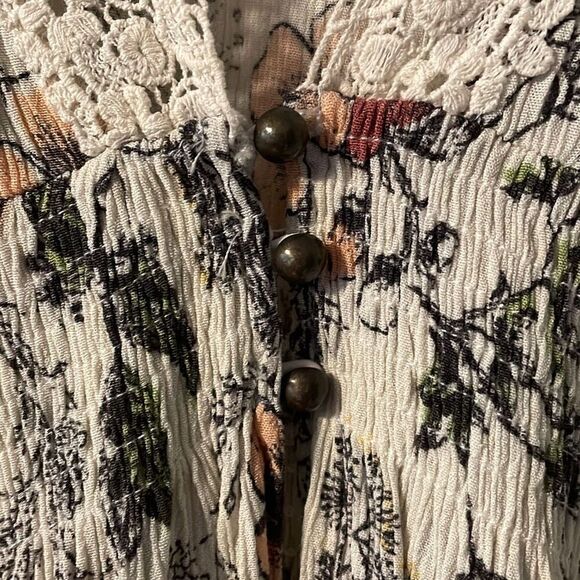 Coco & Jamieson crinkle rayon floral with lace layering blouse M. Lace trim - Picture 2 of 14